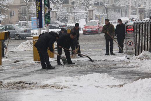 員工主動清掃積雪
